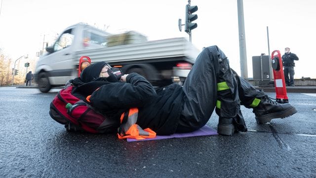 „Letzte Generation“ blockiert Airportring in Frankfurt