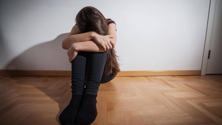 Jugendliches Mädchen mit depressiver Verstimmung (Symbolbild): 2020 erkrankten mehr Teenager in Berlin an einer Depression als im Vorjahr.