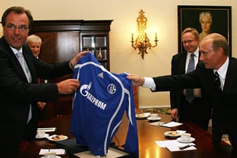 Clemens Tönnies überreicht Wladimir Putin ein Schalke-Trikot (Archivbild): Der russische Staatskonzern ist seit 2007 Hauptsponsor des Gelsenkirchener Fußballklubs.