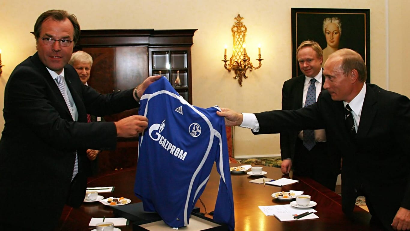 Clemens Tönnies überreicht Wladimir Putin ein Schalke-Trikot (Archivbild): Der russische Staatskonzern ist seit 2007 Hauptsponsor des Gelsenkirchener Fußballklubs.