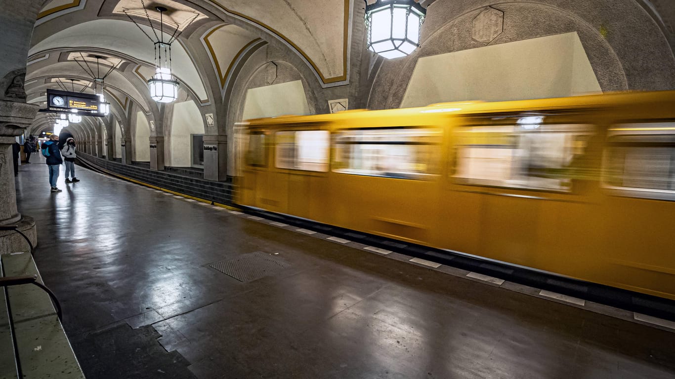 Eine U-Bahn fährt aus dem Bahnhof Heidelberger Platz aus (Archivbild): Die Station sei eine der "eindrucksvollsten Haltestellen" Berlins, so die Deutsche Post.