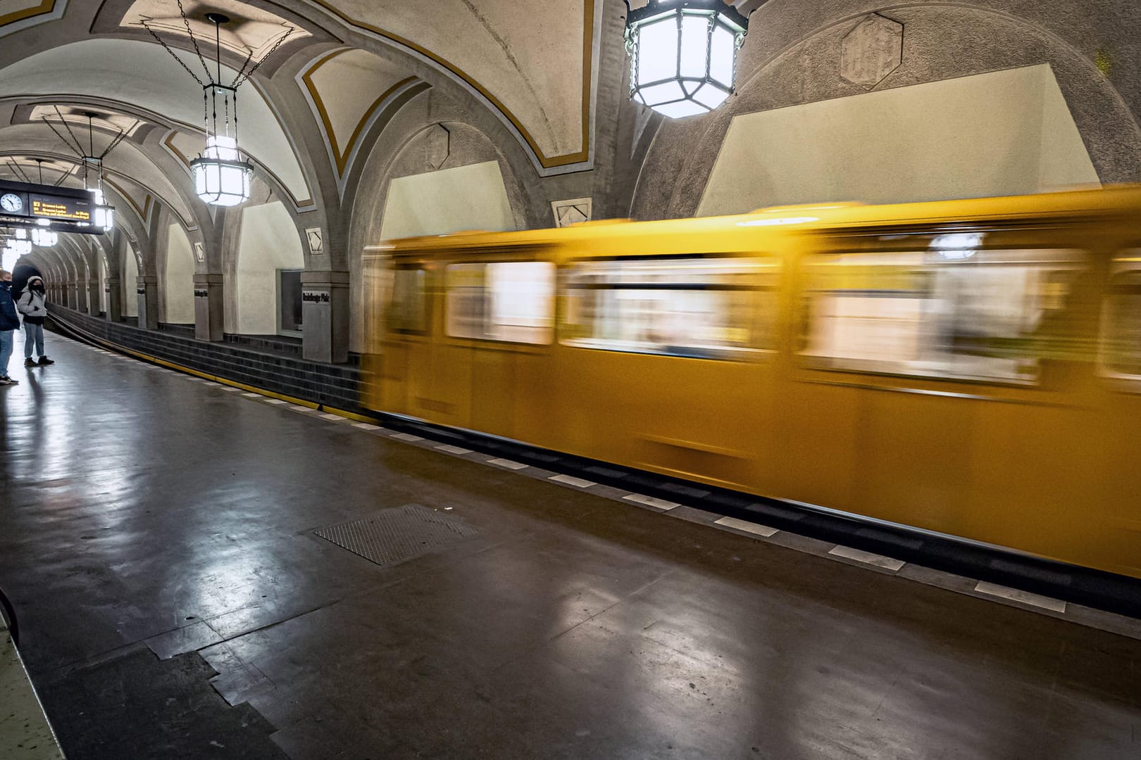 Eine U-Bahn fährt aus dem Bahnhof Heidelberger Platz aus (Archivbild): Die Station sei eine der "eindrucksvollsten Haltestellen" Berlins, so die Deutsche Post.