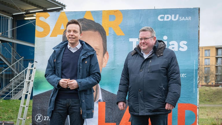 Ministerpräsident Hans und CDU-Generalsekretär Markus Uhl (v.li). stellen ein Wahlplakat für die Landtagswahl am 27. März vor.