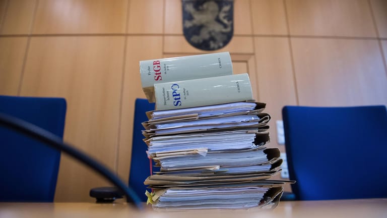Prozessakten und Strafgesetzbücher in einem Frankfurter Gerichtssaal (Symbolbild): Ein Polizist wurde im Prozess um einen Drogenskandal zu einer Geldstrafe verurteilt.