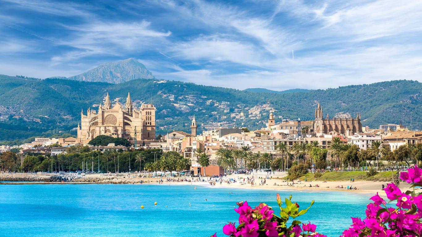 Blick auf den Strand von Palma de Mallorca (Symbolbild): Ganz Spanien gilt seit Sonntag nicht mehr als Corona-Hochrisikogebiet.
