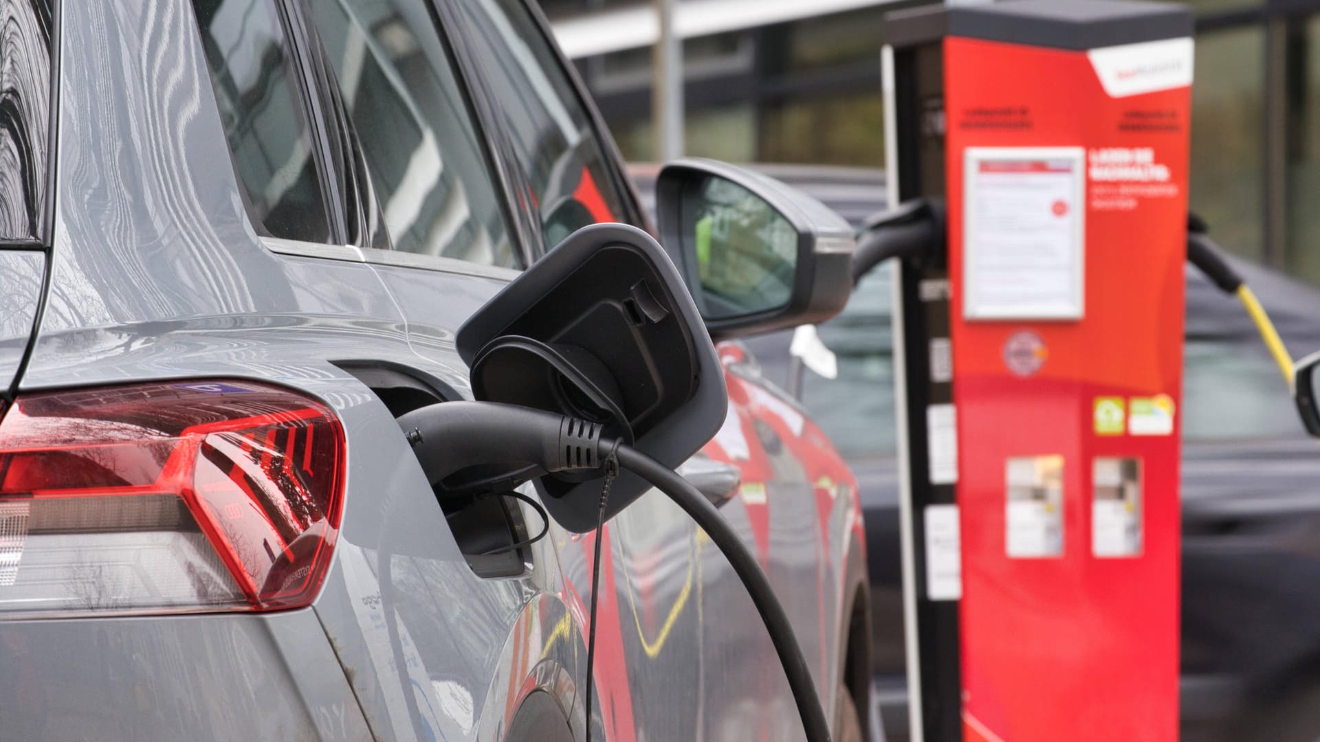 Ein Elektroauto an einer Ladesäule: Mit einer Wallbox laden Sie auch bequem zu Hause. Die Stiftung Warentest zeigt gute Modelle.