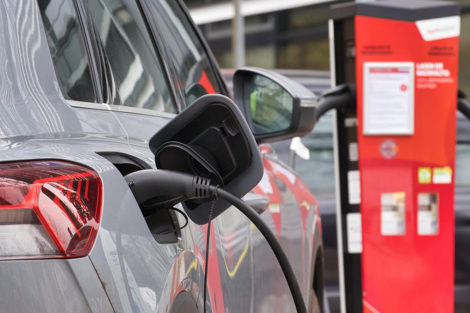 Ein Elektroauto an einer Ladesäule: Mit einer Wallbox laden Sie auch bequem zu Hause. Die Stiftung Warentest zeigt gute Modelle.