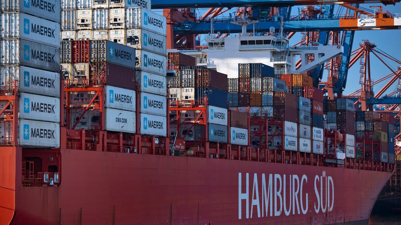 Ein Containerschiff im Hamburger Hafen (Symbolbild): Der Hafen hat eine Außenstelle in St. Petersburg.