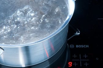 Nutzt man ein Induktionskochfeld, dauert es nur rund drei bis vier Minuten, bis das Wasser im Topf kocht.