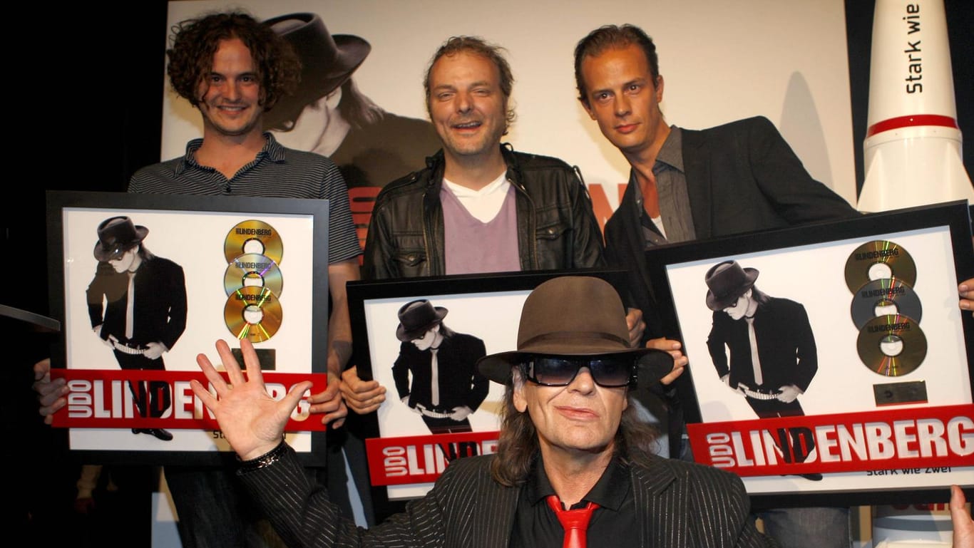 Andreas Herbig (Mitte) mit Udo Lindenberg und den Produzenten Henrik Menze und Peter Seifert (Archivbild): Das Album "Stark wie zwei" brachte Lindenberg Platz eins in den Charts ein.