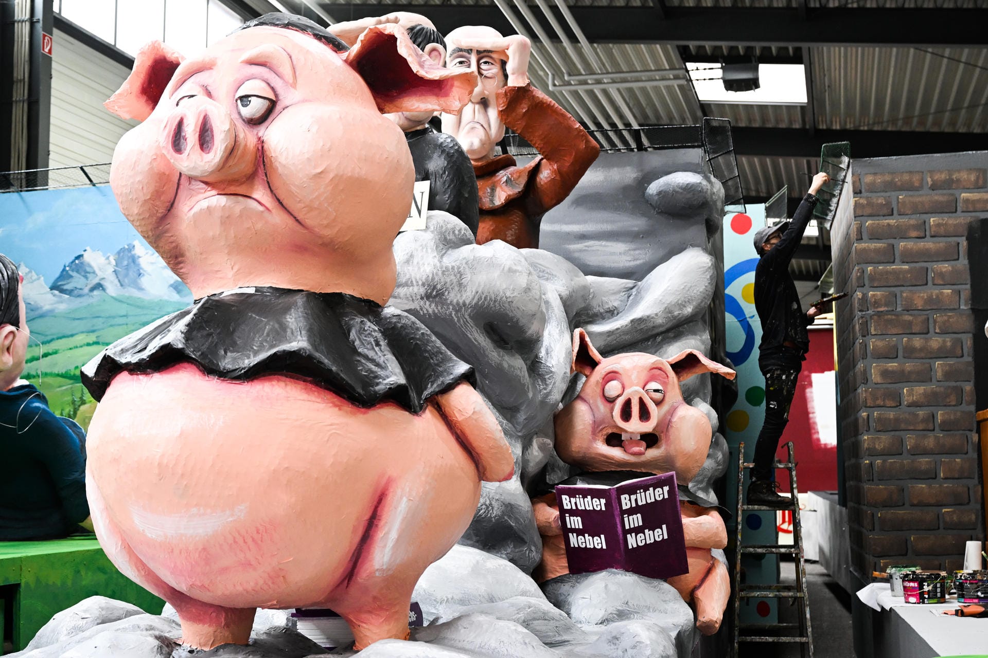 Auch die Aufklärung des Missbrauchsskandals im Kölner Erzbistum ist Thema im Karneval: "Schweinepriester vor dem Herrn" lautet der wenig schmeichelhafte Titel dieses Motivwagens.