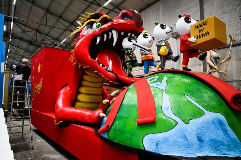Ein Persiflagewagen mit dem Motiv "Panda-Klone unterwegs" steht in der Wagenbauhalle bereit.