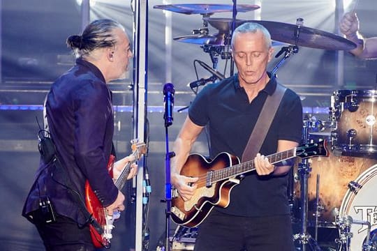 Roland Orzabal (l) und Curt Smith 2019 auf der Bühne im Berliner Tempodrom.