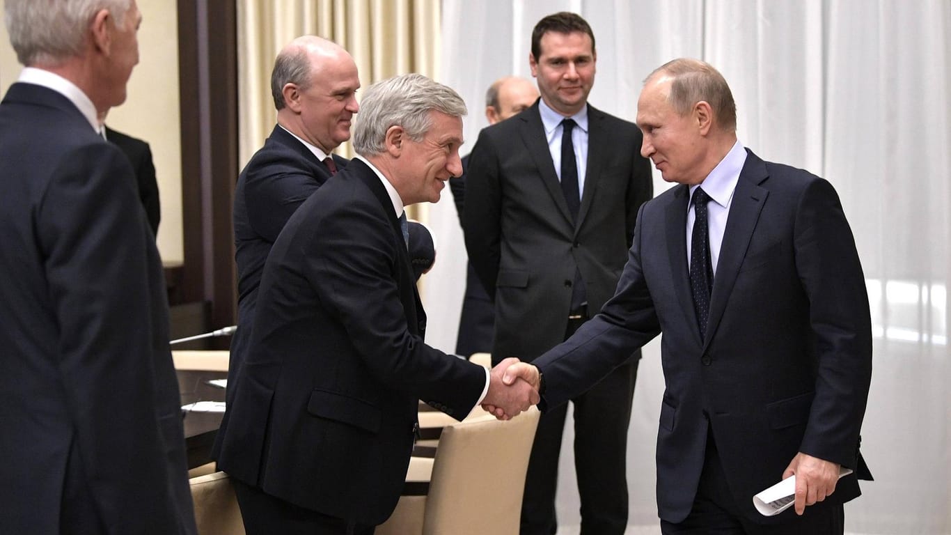 Wladimir Putin begrüßt den Gründer der Volga-Gruppe, Gennadi Timtschenko (Archiv): "Du musst für alles in deinem Leben bezahlen. Sogar für deine Freundschaft mit dem Präsidenten."