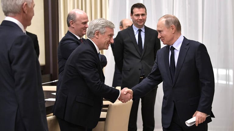 Wladimir Putin begrüßt den Gründer der Volga-Gruppe, Gennadi Timtschenko (Archiv): "Du musst für alles in deinem Leben bezahlen. Sogar für deine Freundschaft mit dem Präsidenten."