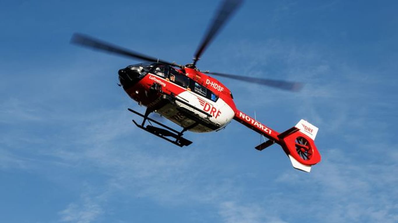 Ein Rettungshubschrauber setzt zur Landung an (Symbolbild): Der Mann wurde mit schweren Brandverletzungen in eine Spezialklinik geflogen.