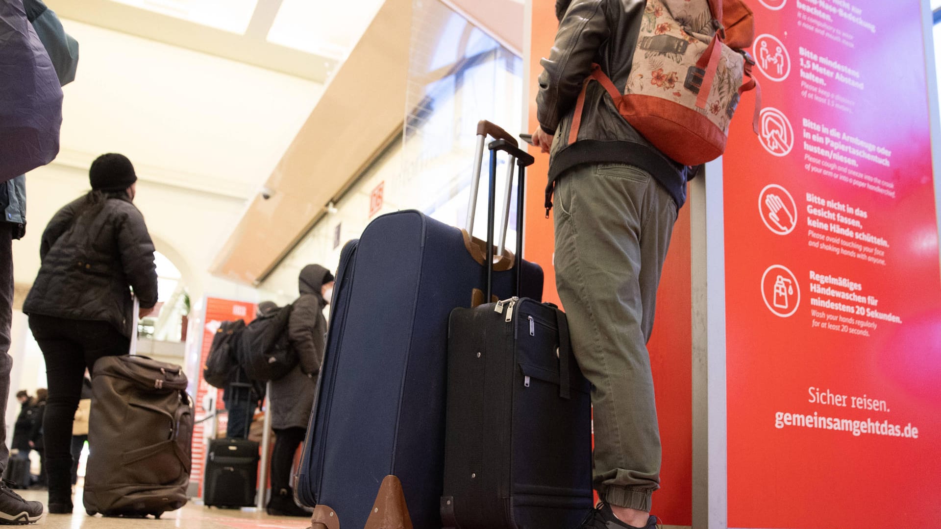 Wartende Reisende am Hauptbahnhof in Hannover (Archivbild): Nach den Sturmschäden ist die Strecke Hannover-Hamburg wieder komplett frei. Wartende Reisende am Hauptbahnhof in Hannover (Archivbild): Nach den Sturmschäden ist die Strecke Hannover-Hamburg wieder komplett frei.