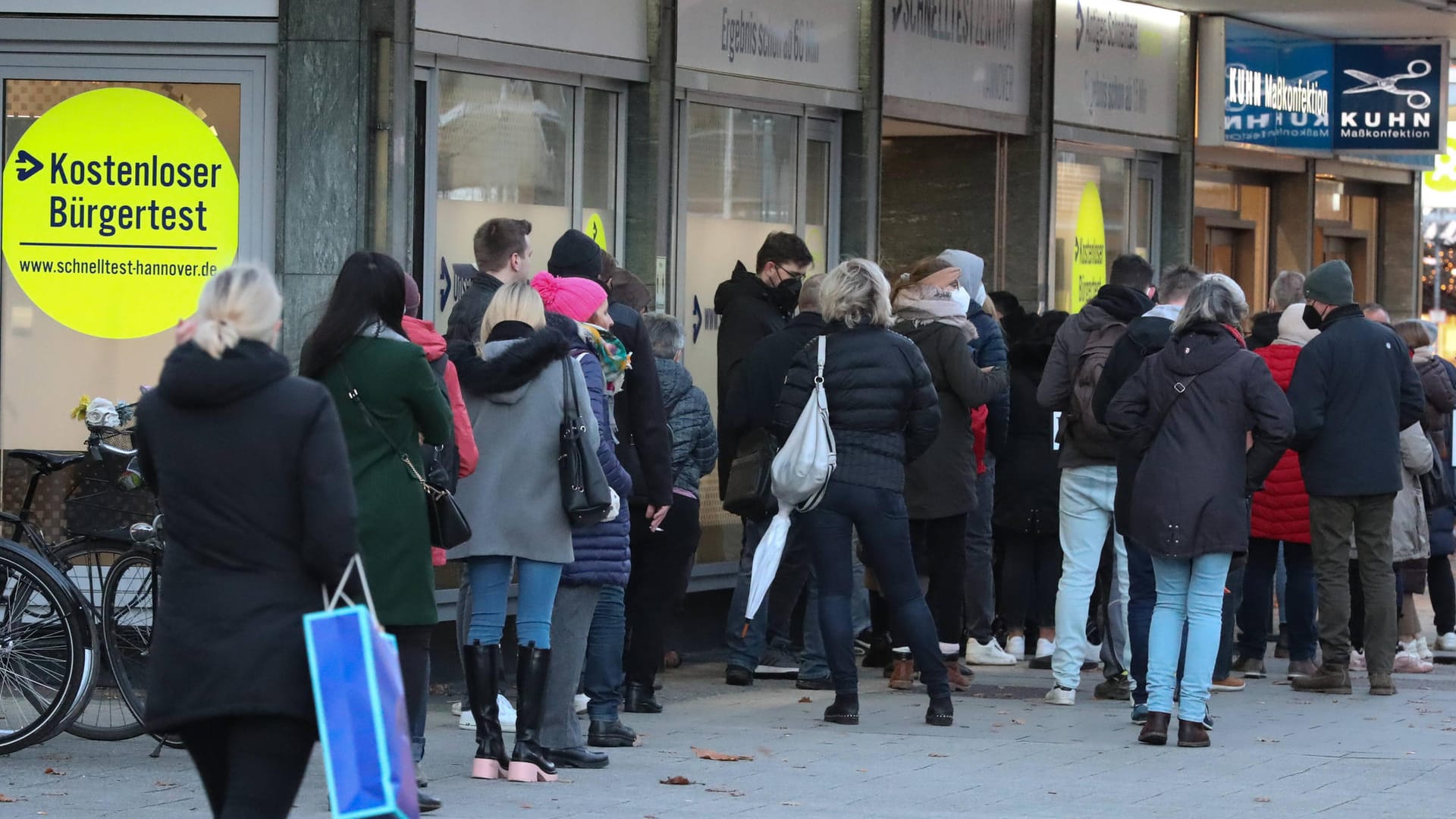 Testzentrum in Hannover: Sorgt die veränderte Teststrategie für trügerische Zahlen?