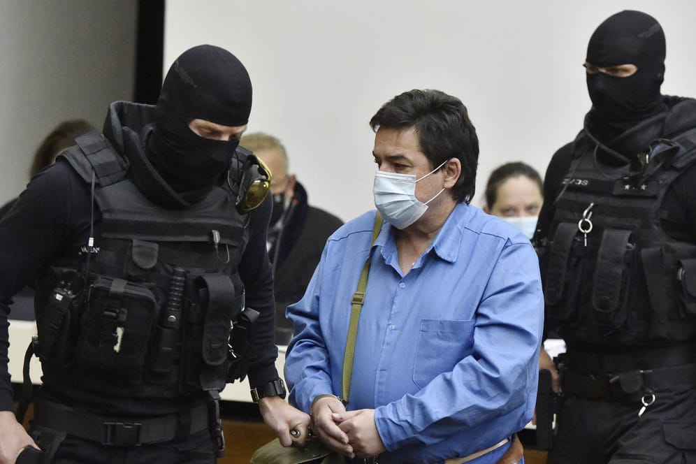 Der Angeklagte Marian Kocner wird von bewaffneten Sicherheitskräften in den Gerichtssaal eskortiert. (Archivbild)