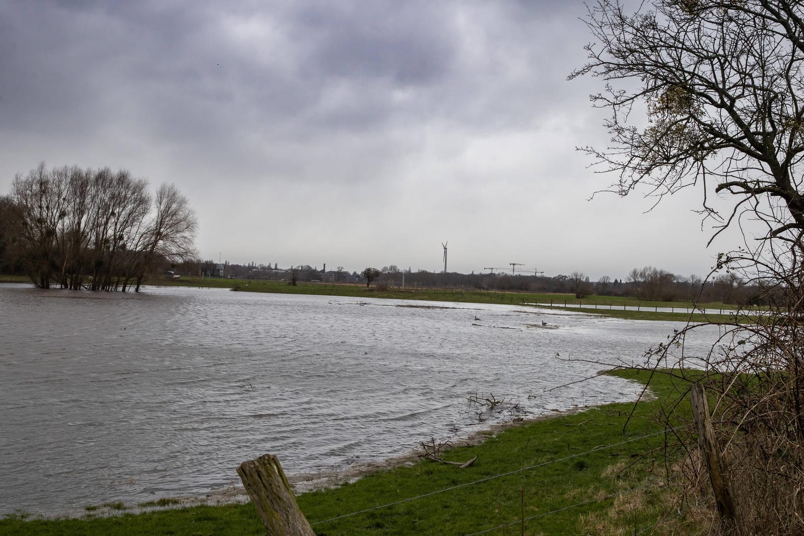 Die Leine in Hannover tritt über die Ufer (Archivbild): Mit dem trockenen Wetter entspannt sich die Hochwassersituation in Niedersachsen.