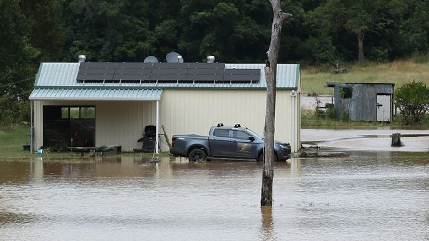 Überschwemmtes Grundstück in der Nähe des Belli Creek an der Sunshine Coast im Westen Australiens.