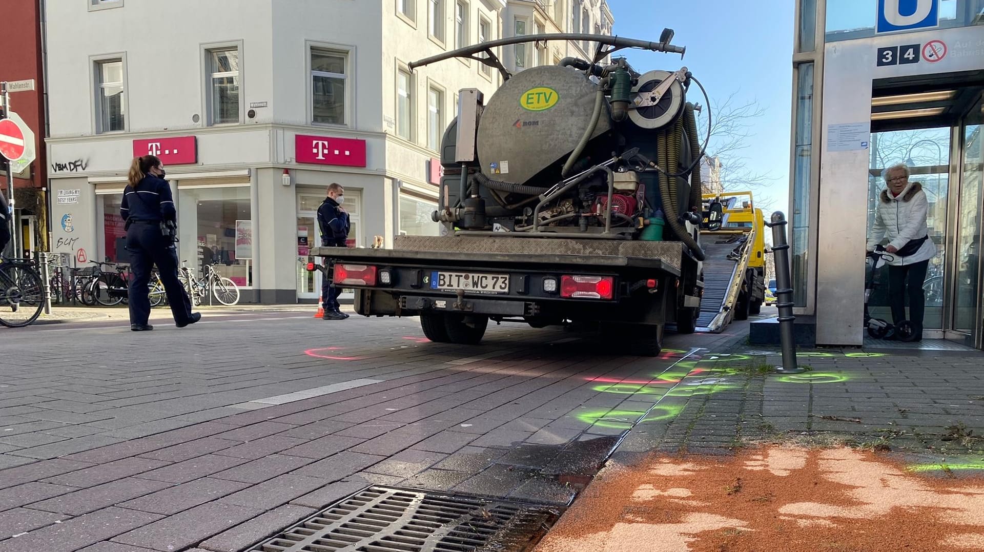 Der LKW wird von der Unfallstelle an der Venloer Straße abgeschleppt.