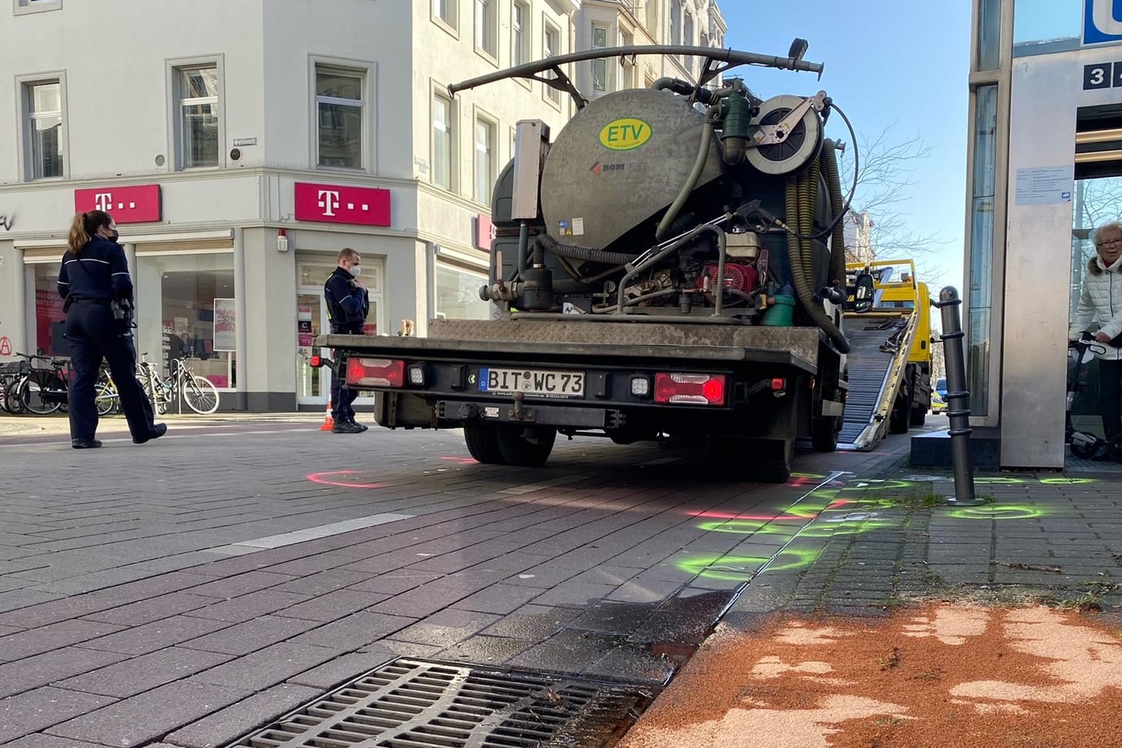 Der LKW wird von der Unfallstelle an der Venloer Straße abgeschleppt.