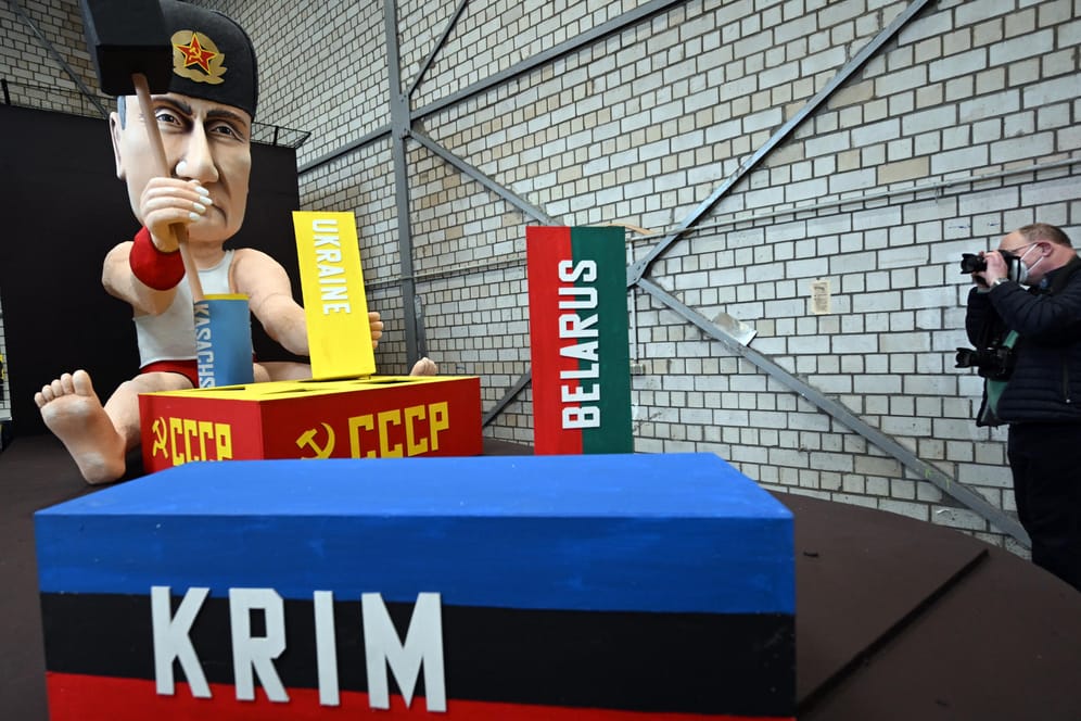 Bereit für den Rosenmontagszug in Köln: Ein Persiflagewagen mit dem Motiv "Putins Spielchen", auf dem sich eine Putin-Figur eine neue Sowjetunion zusammenbaut.