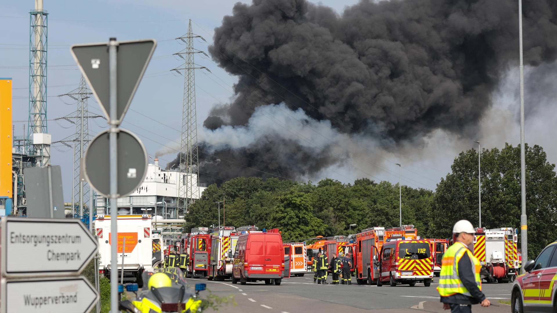 Die Rauchwolke der Explosion (Archivbild): Recherchen legen nahe, dass nicht nur während des angeblichen Notstands hohe Werte an Giftstoffen in den Rhein geleitet wurden. Die Rauchwolke der Explosion (Archivbild): Recherchen legen nahe, dass nicht nur während des angeblichen Notstands hohe Werte an Giftstoffen in den Rhein geleitet wurden.