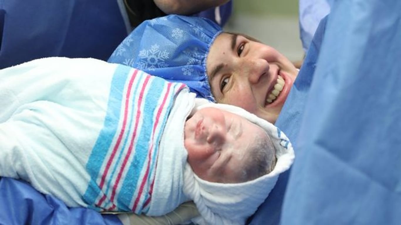Lian und Ram Cohen nach der Geburt ihres zweiten Kindes – eines Sohnes - am 22.