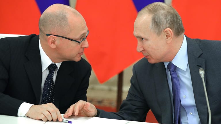 Sergey Kiryenko mit Wladimir Putin (Archiv): Auch der Sohn Kiryenkos wird nun von den USA sanktioniert.
