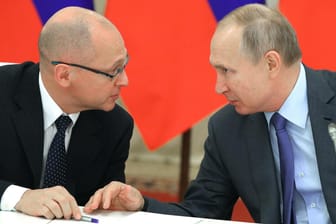 Sergey Kiryenko mit Wladimir Putin (Archiv): Auch der Sohn Kiryenkos wird nun von den USA sanktioniert.