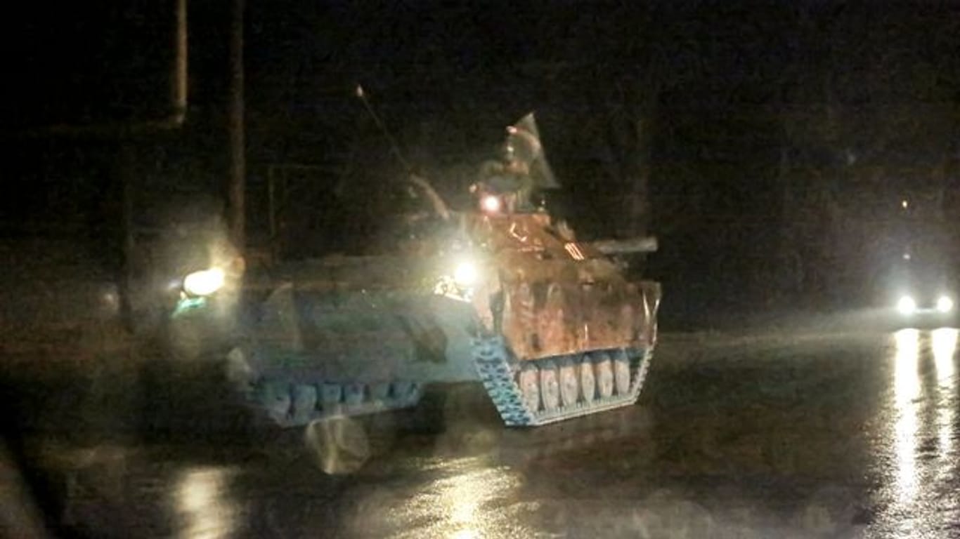 Ein gepanzertes Fahrzeug rollt eine Straße außerhalb des von pro-russischen Kämpfern kontrollierten Gebiets von Donezk in der Ostukraine entlang.