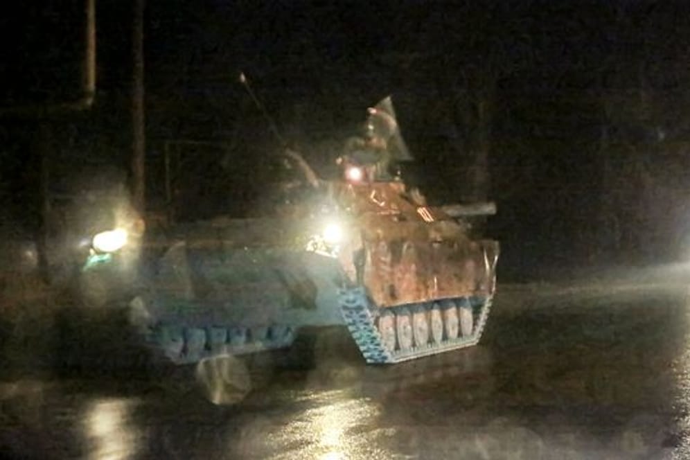 Ein gepanzertes Fahrzeug rollt eine Straße außerhalb des von pro-russischen Kämpfern kontrollierten Gebiets von Donezk in der Ostukraine entlang.