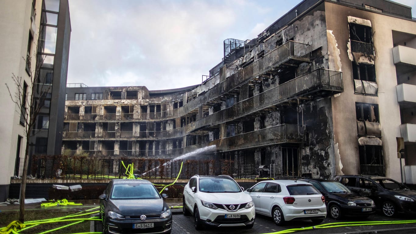 Der abgebrannte Wohnkomplex: Die Brandursache steht weiterhin nicht fest.