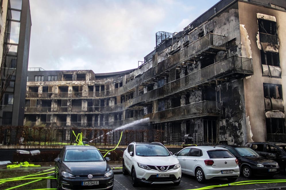 Der abgebrannte Wohnkomplex: Die Brandursache steht weiterhin nicht fest.