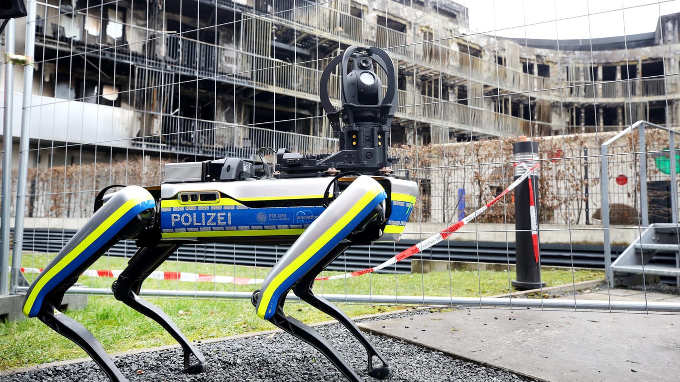 Ein Polizei-Roboter ist am ausgebrannten Wohnkomplex im Einsatz: Mit dem 35 Kilogramm schweren Laufroboter wird das einsturzgefährdete Gebäude erkundet.