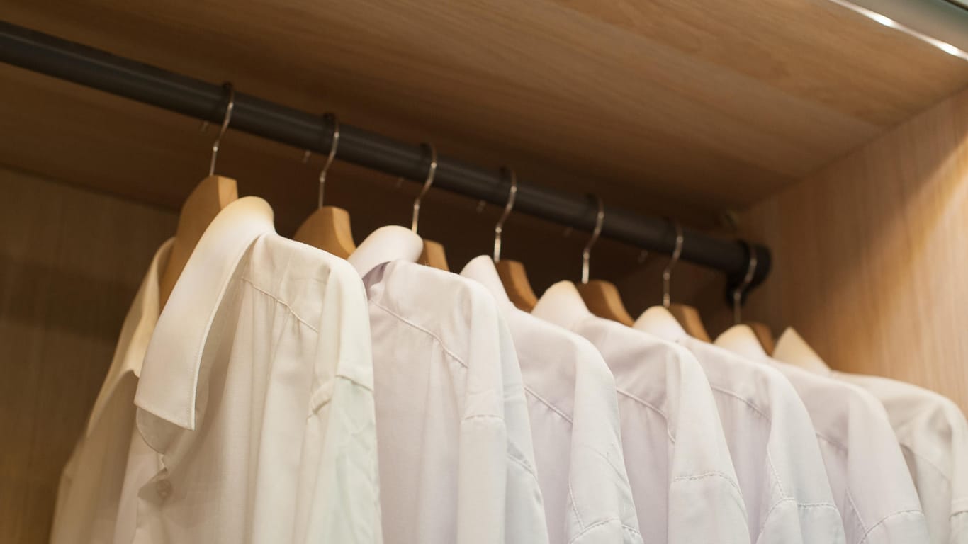 Hemden: Damit Kleidung möglichst faltenfrei trocknet, hängt man sie besser auf den Kleiderbügel als auf den Wäscheständer.