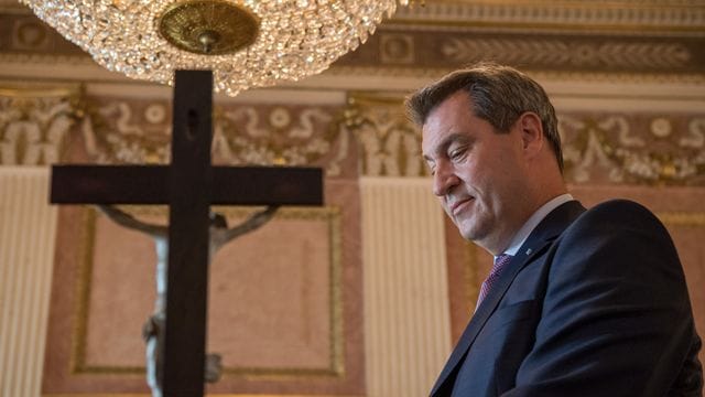 Markus Söder mit Kreuz
