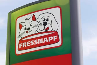 Fressnapf-Logo (Archivbild): Die Heimtierbedarfkette will in Europa expandieren.