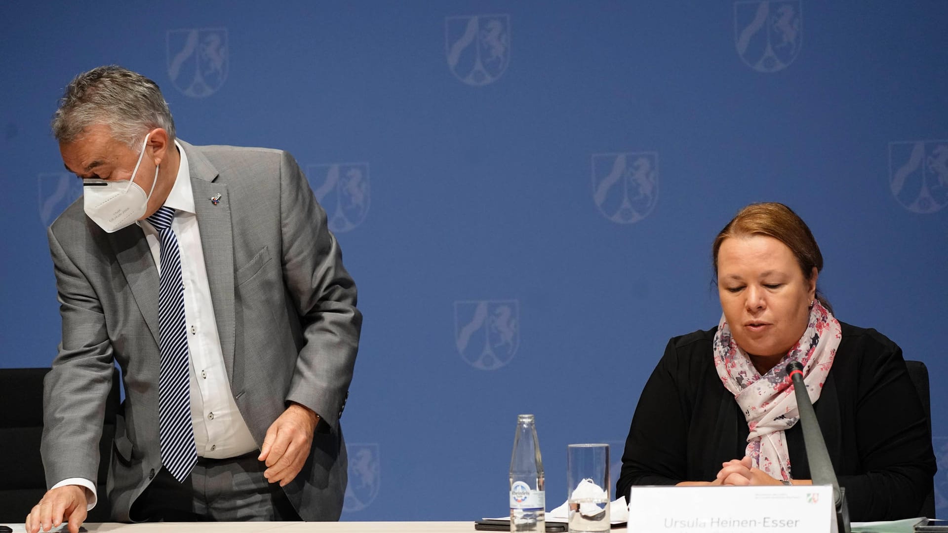 Innenminister von Nordrhein-Westfalen Herbert Reul und Umweltministerin von Nordrhein-Westfalen Ursula Heinen-Esser in Düsseldorf (Archivbild): Die Minister werden jetzt vor den Untersuchungsausschuss "Flut" geladen.