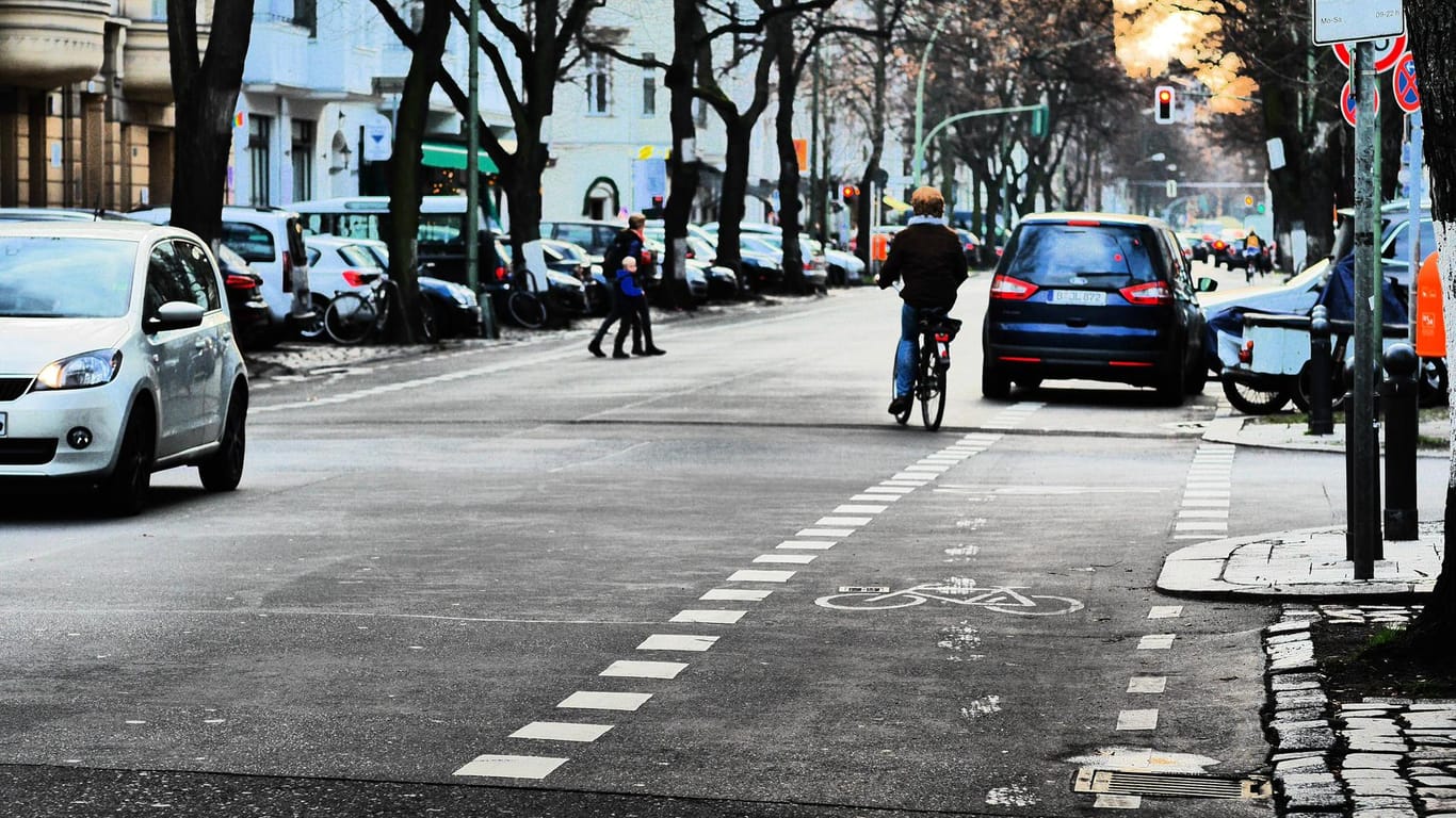 Ein Fahrzeug parkt auf dem Fahrradstreifen (Symbolbild): In Berlin-Charlottenburg wehrte sich eine mutmaßliche Falschparkerin gegen die Kontrolle.