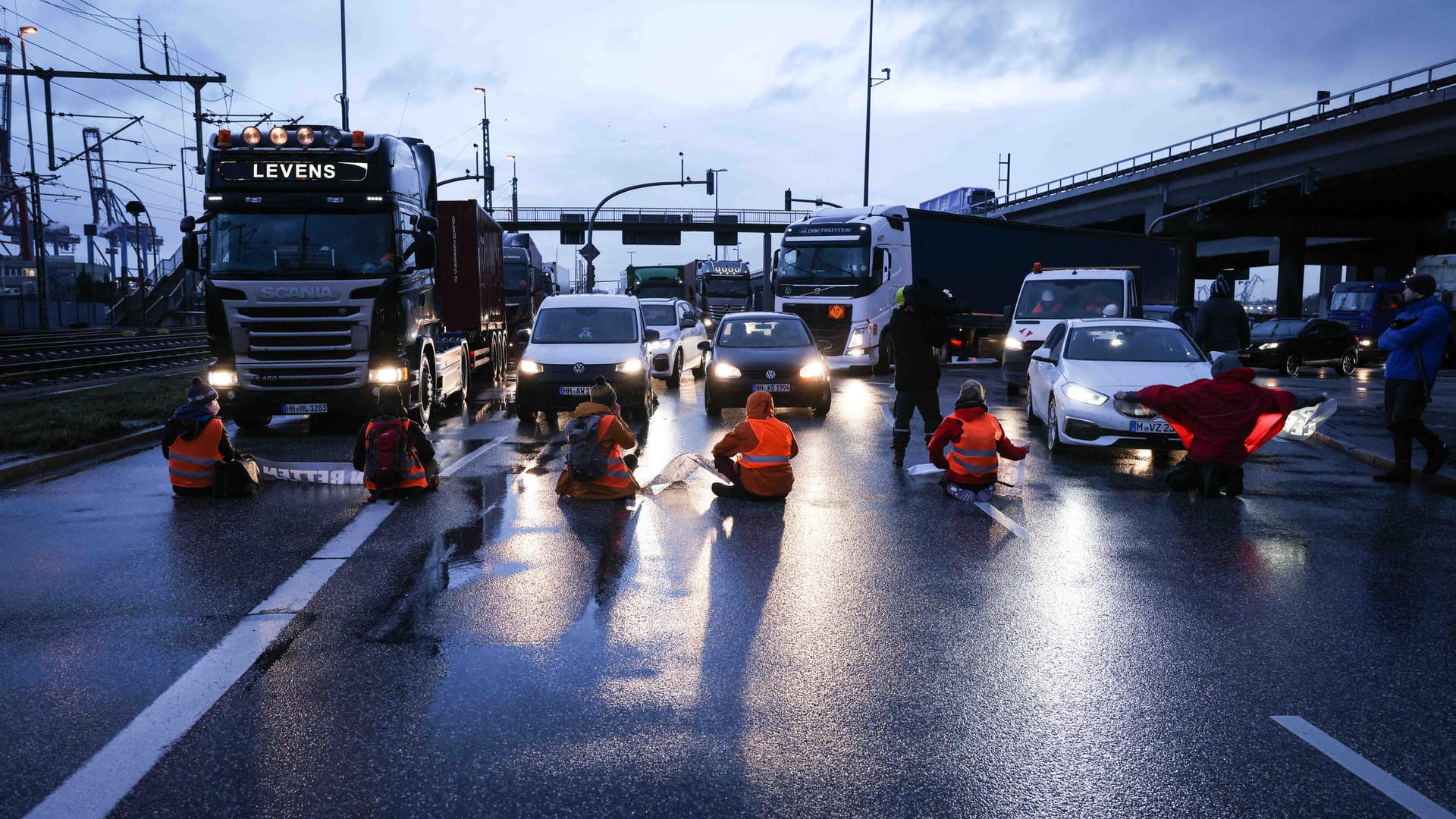 Proteste am Montag in Hamburg: Die Aktivisten schlagen häufig im morgendlichen Berufsverkehr zu.