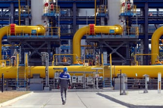 Von dieser Anlage bei Sankt Petersburg soll Gas nach Deutschland fließen. Doch die Unterstützung für Nord Stream 2 bröckelt, nicht nur seitens der Bundesregierung.