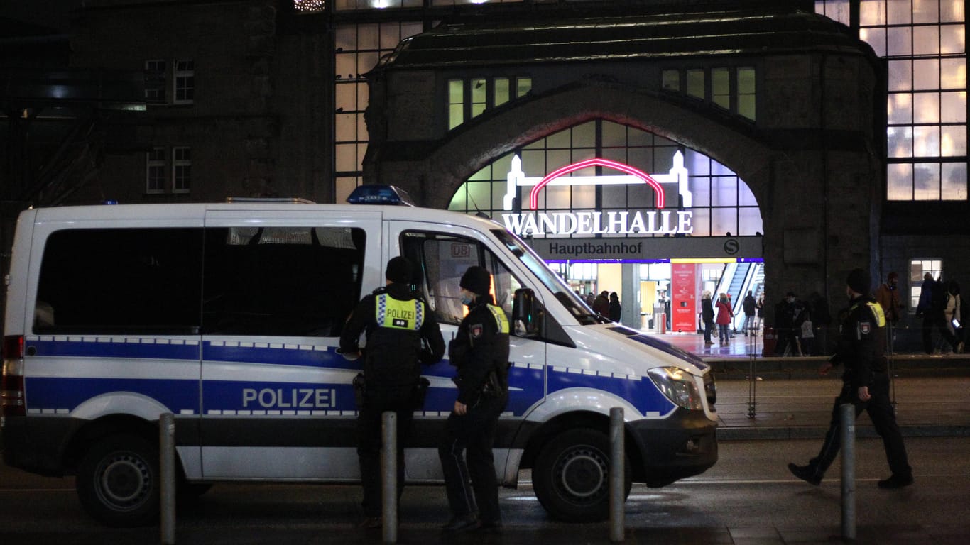 Ein Mannschaftswagen der Polizei steht auf der gegenüberliegenden Straßenseite der Wandelhalle im Hamburger Hauptbahnhof (Symbolbild): Bei einem Angriff nach einer Festnahme ist ein Polizist verletzt worden.