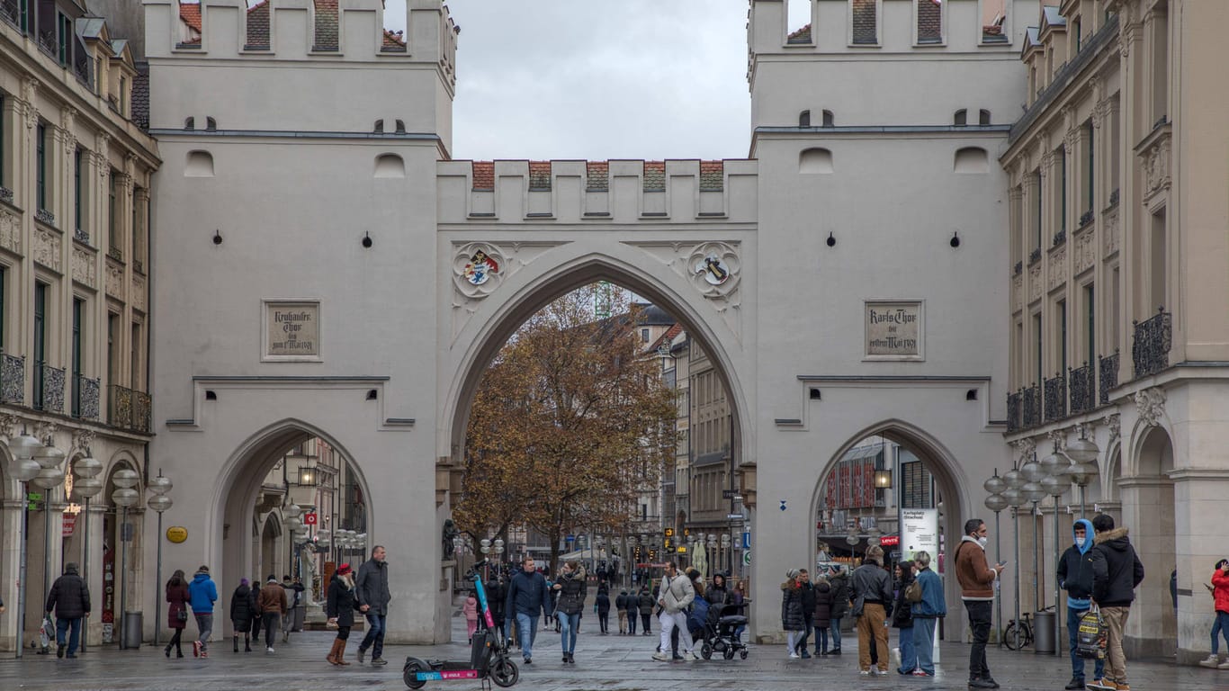 Blick durch das Karlstor am Stachus in München auf die Fußgängerzone (Archivbild): In einem Bekleidungsgeschäft in München soll ein Ladendetektiv von einer 17-Jährigen Sex verlangt haben.