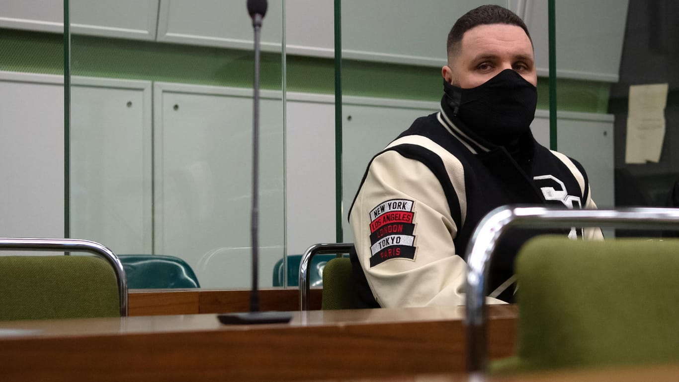 Rapper Fler, bürgerlich Patrick Losensky, sitzt in einem Gerichtssaal (Archivbild): Auch ihm wird in Berliner derzeit der Prozess gemacht.