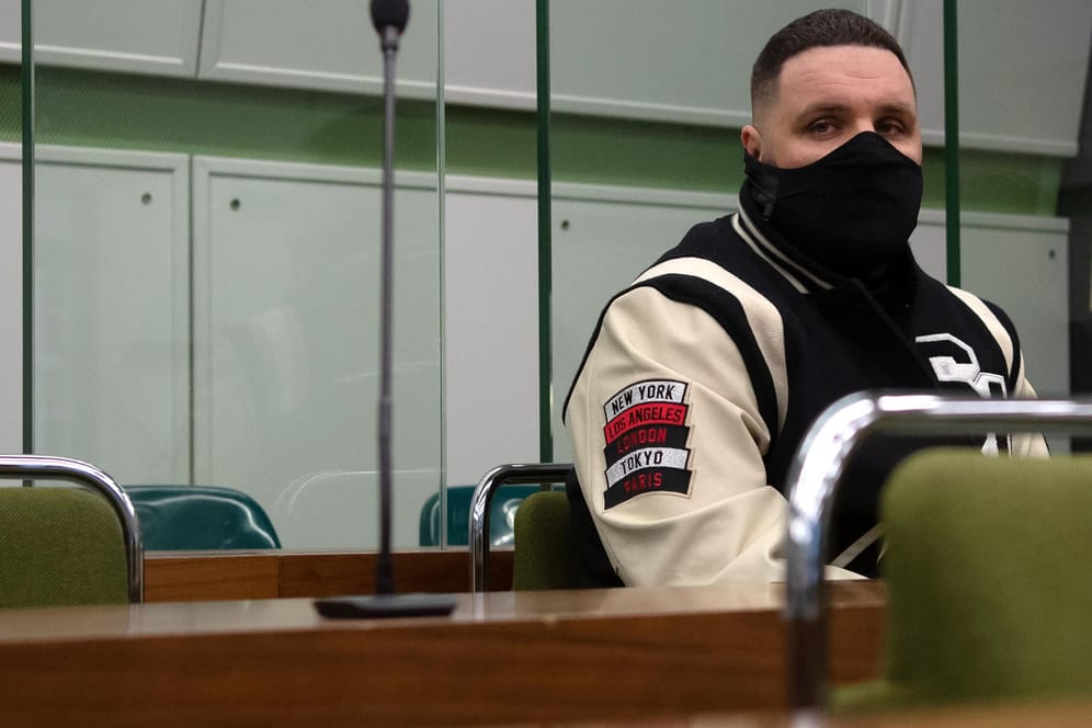 Rapper Fler, bürgerlich Patrick Losensky, sitzt in einem Gerichtssaal (Archivbild): Auch ihm wird in Berliner derzeit der Prozess gemacht.