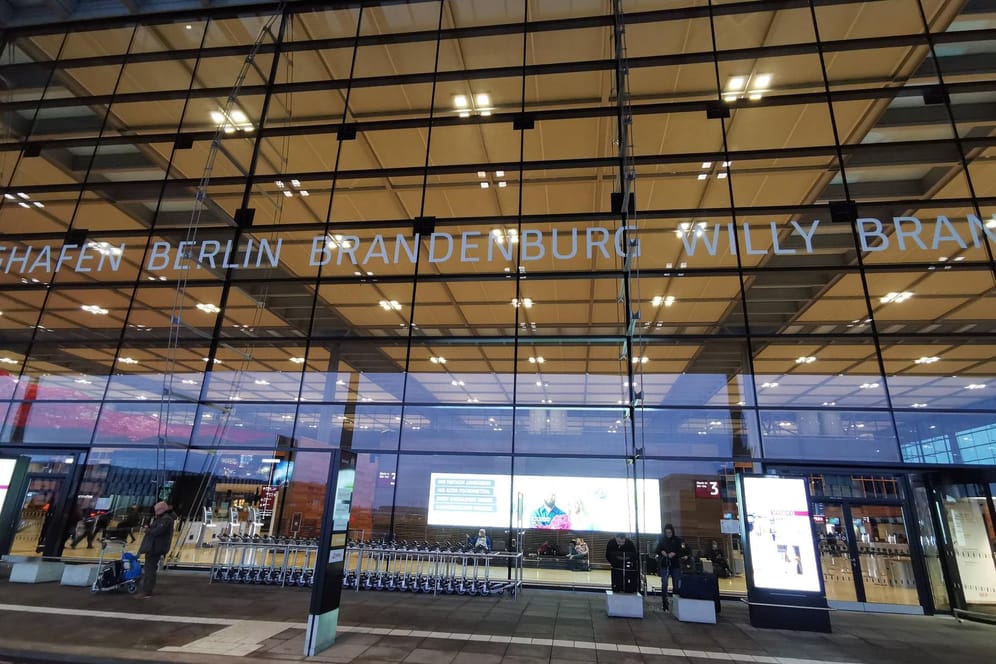 Der Flughafen Berlin Brandenburg Willy Brandt (Archivbild): Die AfD-Fraktion im Brandenburgischen Landtag will einen erneuten Ausschuss zum Pannenairport.