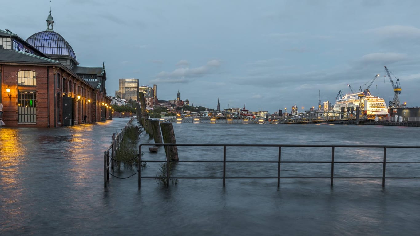 Der Fischmarkt in Hamburg steht unter Wasser (Symbolbild): Bereits zehn Sturmfluten haben die Hansestadt in diesem Jahr erreicht.